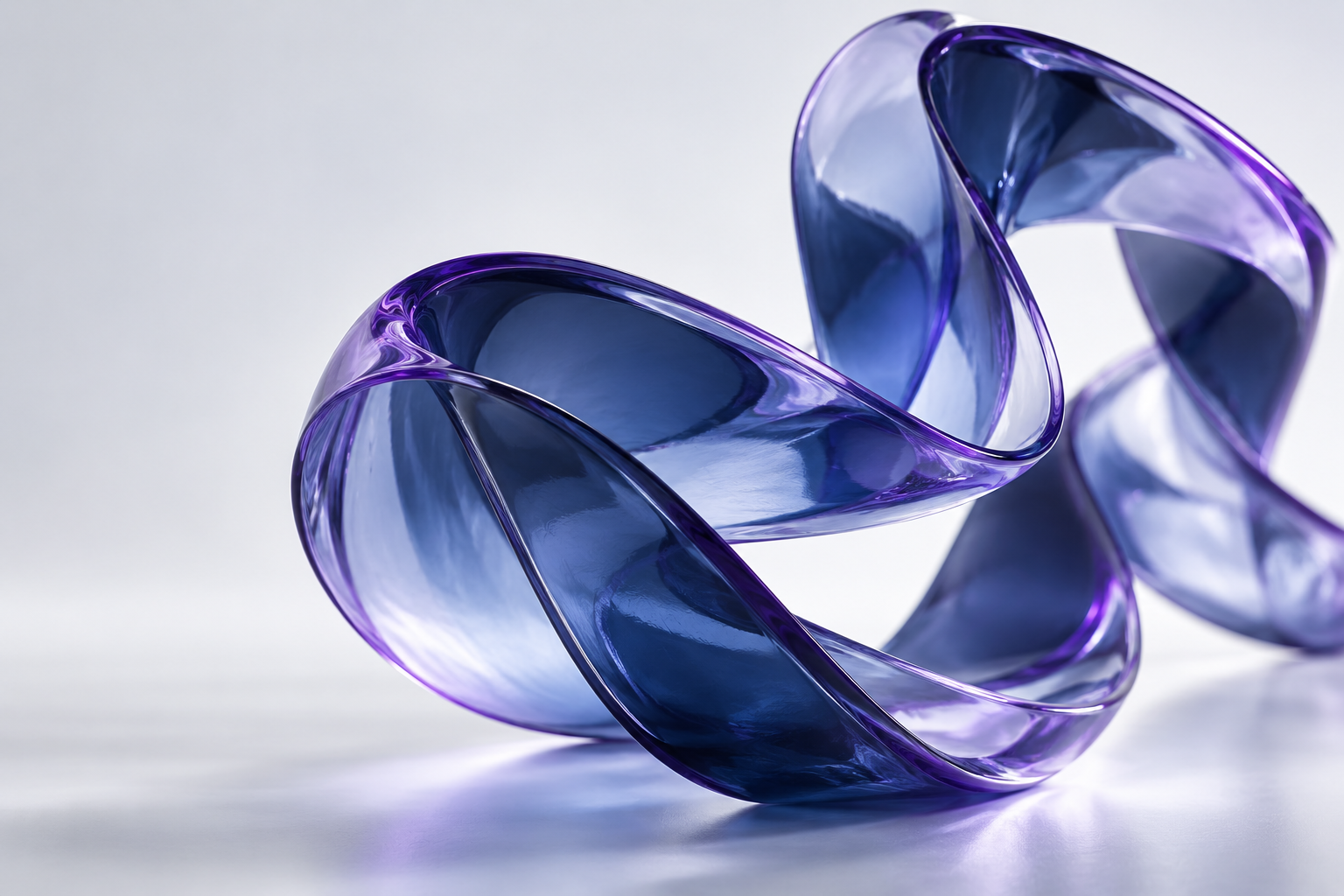 Forma escultórica conceptual en vidrio azul y violeta, inspirada en la investigación molecular